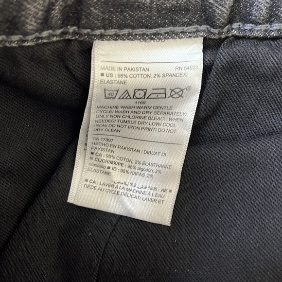 Old Navy Men’s Slim Built-In tough/Flex Ripped Jeans for Men size 32 X 30 - Picture 13 of 14